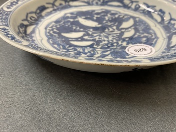 Une assiette en porcelaine de Chine en bleu et blanc de type kraak &agrave; d&eacute;cor d'aigrettes, Wanli