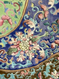 Un grand plat en porcelaine de Chine famille rose, marque de Qianlong, 19&egrave;me