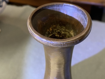 Deux vases en bronze incrust&eacute; d'argent et de cuivre pour le march&eacute; vietnamien, Chine, 19/20&egrave;me