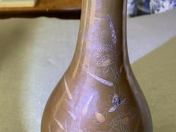Deux vases en bronze incrust&eacute; d'argent et de cuivre pour le march&eacute; vietnamien, Chine, 19/20&egrave;me