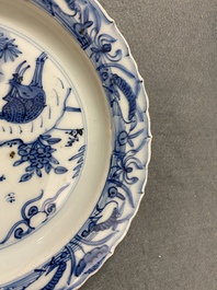 Une assiette en porcelaine de Chine en bleu et blanc de type kraak &agrave; d&eacute;cor de cerfs, Wanli