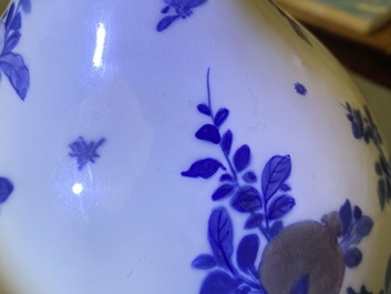 Een Chinese blauw-witte en koperrode flesvormige vaas met perziken en inscriptie, Kangxi