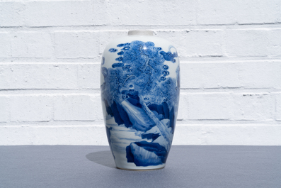 Un vase en porcelaine de Chine en bleu et blanc &agrave; d&eacute;cor de cerfs et grues, Kangxi