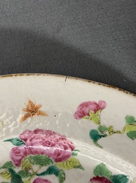 Une terrine couverte sur pr&eacute;sentoir en porcelaine famille rose de Canton, Chine, 19&egrave;me