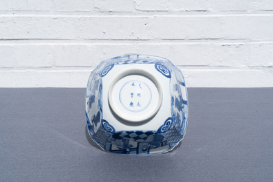 Een Chinese blauw-witte vierkante kom, Chenghua merk, Kangxi