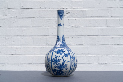 Een Chinese blauw-witte flesvormige vaas met floraal decor en antiquiteiten, Kangxi