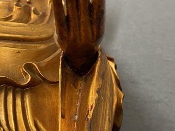 Een Chinese gelakte en vergulde houten figuur van Boeddha, 18/19e eeuw