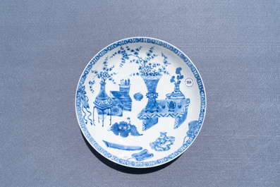 Een Chinese blauw-witte schotel met decor van antiquiteiten, Kangxi