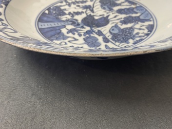 Un plat en porcelaine de Chine en bleu et blanc &agrave; d&eacute;cor de trois b&eacute;liers, Jiajing