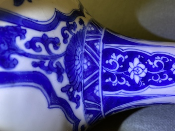 Een Chinese blauw-witte flesvormige vaas met floraal decor en antiquiteiten, Kangxi