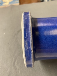 Un vase de forme rouleau en porcelaine de Chine bleu poudr&eacute; monochrome, Kangxi