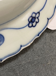 Een Chinees blauw-wit kraakporseleinen bord met drie herten, Wanli