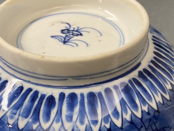Een Chinese blauw-witte klapmuts kom met decor van prunus op gebroken ijs, Kangxi