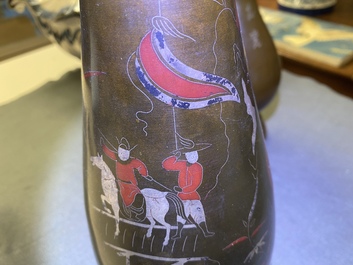 Deux vases en bronze incrust&eacute; d'argent et de cuivre pour le march&eacute; vietnamien, Chine, 19/20&egrave;me