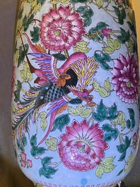 Deux vases en porcelaine de Chine famille rose pour le march&eacute; Straits ou Peranakan, 19&egrave;me