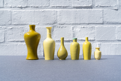 Six vases en porcelaine de Chine jaune monochrome, 19/20&egrave;me