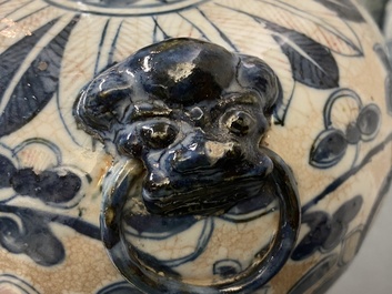 Une paire de vases de forme meiping en porcelaine de Chine en bleu, blanc et rouge de fer, 19&egrave;me