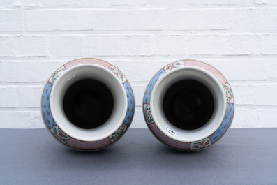 Une paire de vases en porcelaine de Chine famille rose et une en bleu et blanc, 19&egrave;me