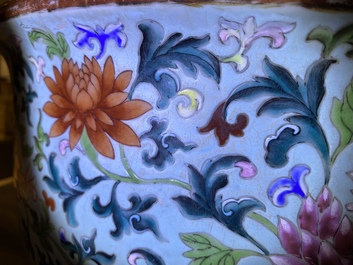 Une jardini&egrave;re exceptionelle en porcelaine de Chine famille rose &agrave; fond turquoise, Qianlong