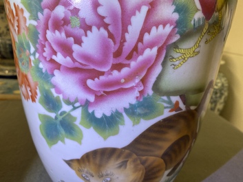 Trois vases en porcelaine de Chine famille rose &agrave; d&eacute;cor d'animaux parmi fleurs, 19/20&egrave;me