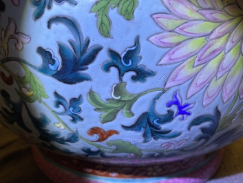 Een uitzonderlijke Chinese famille rose jardini&egrave;re met turquoise fondkleur, Qianlong