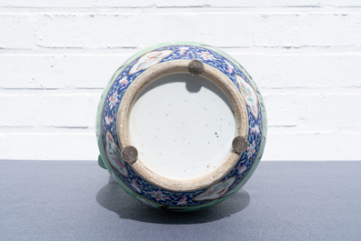Une grande verseuse et son bassin en porcelaine de Chine famille rose &agrave; d&eacute;cor de dragons, 19&egrave;me
