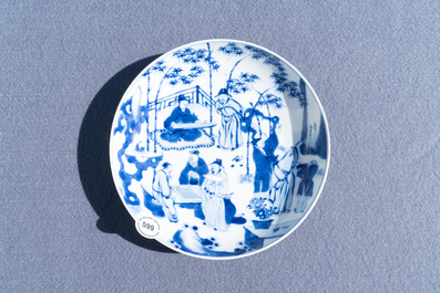 Une assiette en porcelaine de Chine en bleu et blanc &agrave; d&eacute;cor des 'Sept sages dans la for&ecirc;t de bambou', marque de Xuande, Kangxi