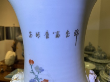 Trois vases en porcelaine de Chine famille rose &agrave; d&eacute;cor d'animaux parmi fleurs, 19/20&egrave;me