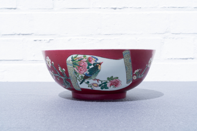 Un bol en porcelaine de Chine famille rose &agrave; fond rouge rubis, Yongzheng