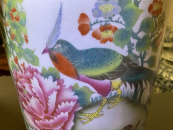 Trois vases en porcelaine de Chine famille rose &agrave; d&eacute;cor d'animaux parmi fleurs, 19/20&egrave;me