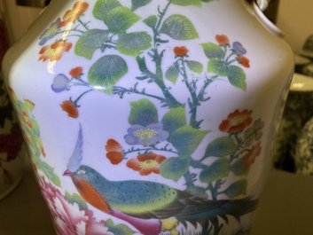 Trois vases en porcelaine de Chine famille rose &agrave; d&eacute;cor d'animaux parmi fleurs, 19/20&egrave;me