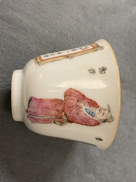 Une paire de tasses et soucoupes en porcelaine de Chine famille rose, 19&egrave;me