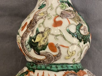 A Chinese famille verte relief-moulded double gourd 'dragon' vase on wooden stand, 19/20th C.