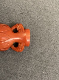 Une tabati&egrave;re en corail rouge figurant un vase reposant sur une tortue, Chine, R&eacute;publique