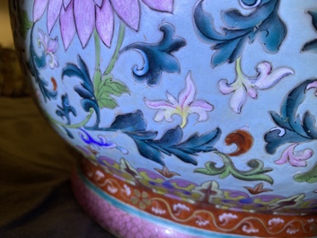 Een uitzonderlijke Chinese famille rose jardini&egrave;re met turquoise fondkleur, Qianlong