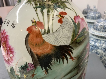 Trois vases en porcelaine de Chine famille rose &agrave; d&eacute;cor d'animaux parmi fleurs, 19/20&egrave;me