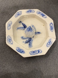 Trois grandes th&eacute;i&egrave;res en porcelaine de Chine famille rose et deux en bleu et blanc, 19/20&egrave;me