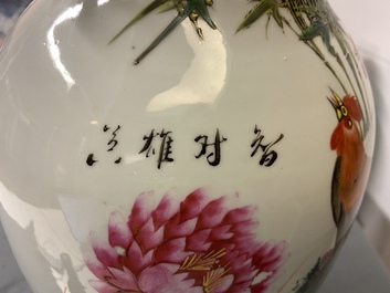 Trois vases en porcelaine de Chine famille rose &agrave; d&eacute;cor d'animaux parmi fleurs, 19/20&egrave;me