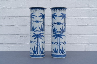 Une paire de vases en porcelaine de Chine famille rose et une en bleu et blanc, 19&egrave;me
