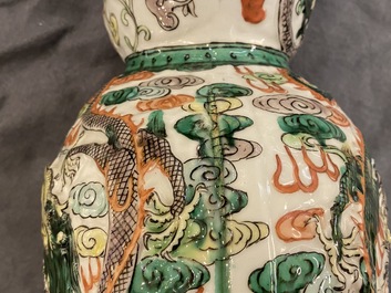 Un vase de forme double gourde en porcelaine de Chine famille verte sur socle en bois, 19/20&egrave;me