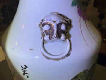 Trois vases en porcelaine de Chine famille rose &agrave; d&eacute;cor d'animaux parmi fleurs, 19/20&egrave;me