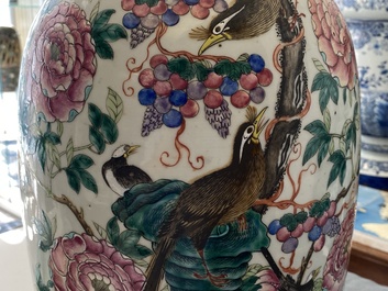 Een paar Chinese famille rose vazen met vogels bij bloesemtakken, 19e eeuw