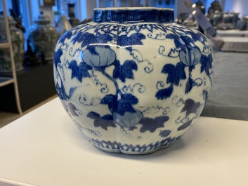 Un vase en porcelaine de Chine en bleu et blanc &agrave; d&eacute;cor d'&eacute;cureuils et vignes, Wanli/Jiajing