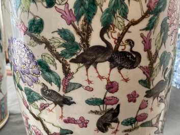 Une paire de vases en porcelaine de Chine famille rose &agrave; d&eacute;cor d'oiseaux parmi branches fleuries, 19&egrave;me