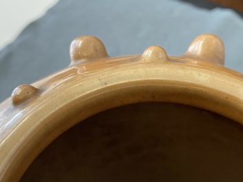 Een Chinese monochroom bruine pot met noppendecor, 19e eeuw