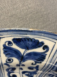 Trois vases et un plat en porcelaine de Chine en bleu et blanc, &eacute;poque Transition et Kangxi
