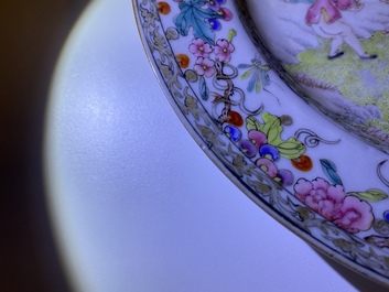Une paire d'assiettes en porcelaine de Chine famille rose &agrave; d&eacute;cor de figures dans un jardin, Yongzheng
