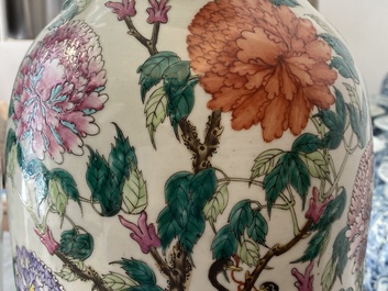 Une paire de vases en porcelaine de Chine famille rose &agrave; d&eacute;cor d'oiseaux parmi branches fleuries, 19&egrave;me