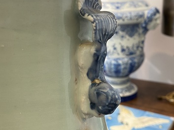 Un vase en porcelaine de Chine famille rose et un en bleu et blanc sur fond c&eacute;ladon, 19&egrave;me