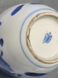 Een Chinese blauw-witte theebus met zilveren deksel, Kangxi